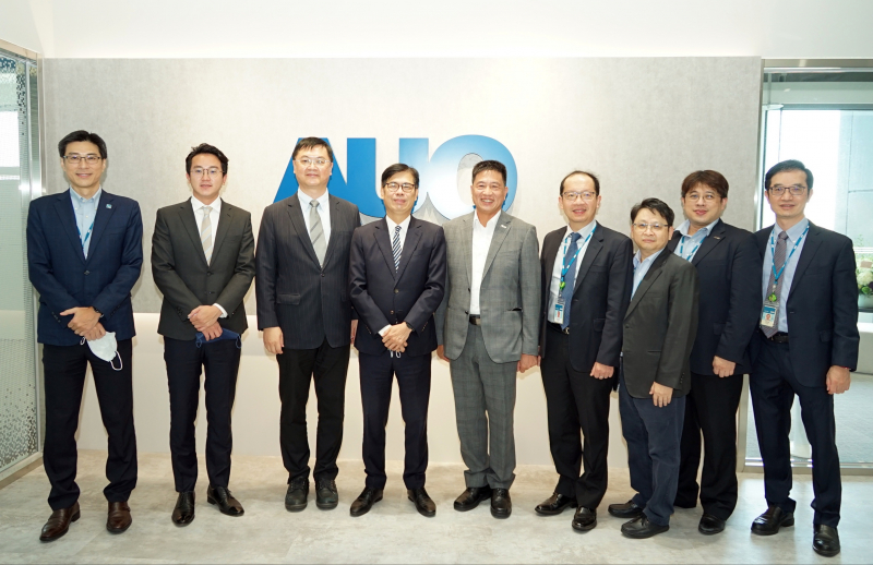 开云光電前進亞灣成立「AUO解決方案研發中心」，作為多元場域解決方案研發及試驗場域（圖中左為高雄市長陳其邁、圖中右為开云光電董事長彭双浪）